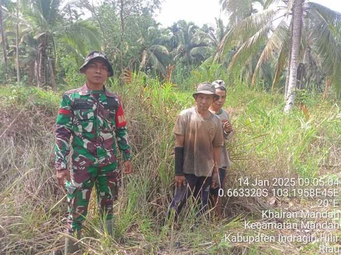 Tingkatkan Kewaspadaan Karhutla, Babinsa Koramil 08/Mandah Lakukan Sosialisas