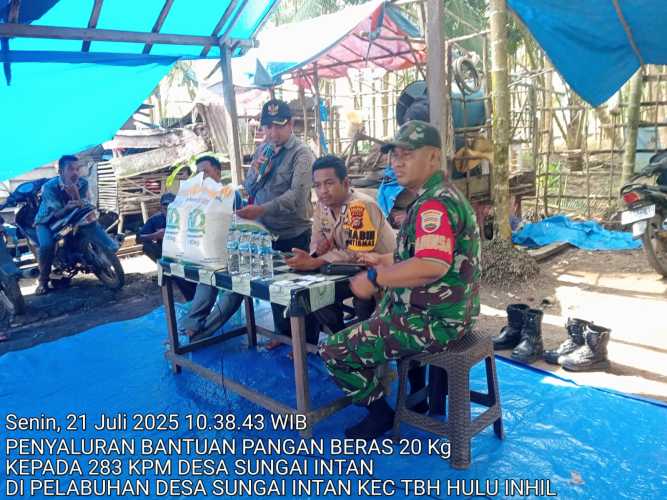 Babinsa Dampingi Penyaluran Bantuan Beras untuk 283 KPM di Desa Sungai Intan