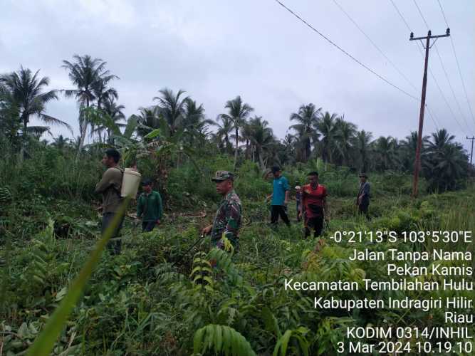 Serka Masri Bersama Warga Melaksanakan Gotong Royong Membersihkan Parit