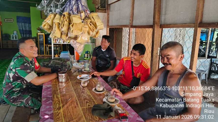 Babinsa Desa Simpang Jaya melaksanakan sosialisasi tatanan kebersihan lingkungan