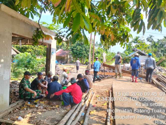 Babinsa Koramil 12/Batang Tuaka Gotong Royong Dukung Percepatan Pembangunan Jembatan Penghubung Antar Desa