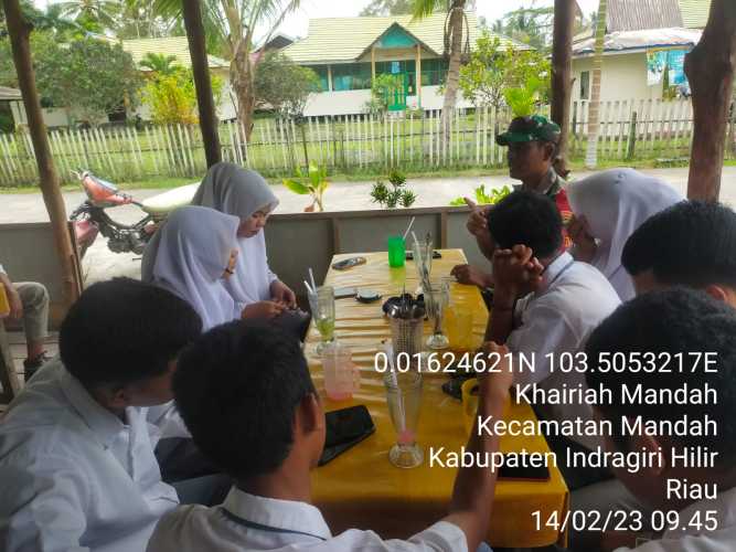 Babinsa Menjamu Para Siswa dengan Komsos