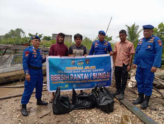 Satpolairud Polres Indragiri Hilir Gelar Aksi Bersih Pantai dan Sungai di Pulau Burung dalam Program “JALUR”