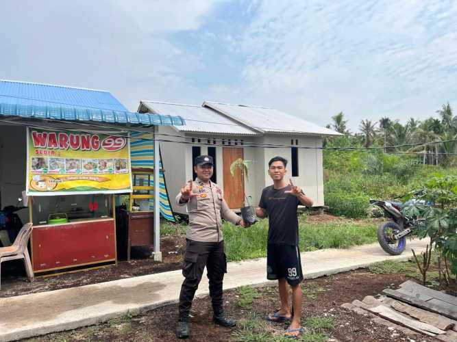 Babinkamtibmas Polsek Pulau Burung Laksanakan Green Policing, Tanam Pohon Jaga Negeri Melayu Agar Lestari
