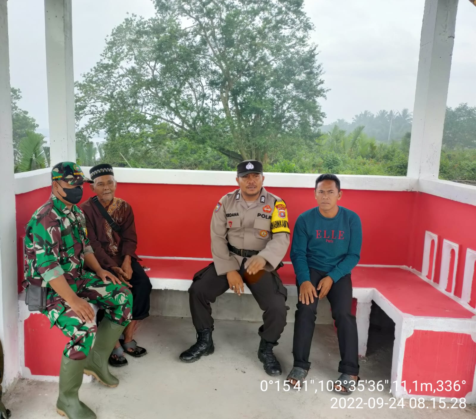 Serda Candra Bastian Babinsa Koramil 10/Pelangiran Berikan Solusi Pengaruh Harga Kelapa Murah