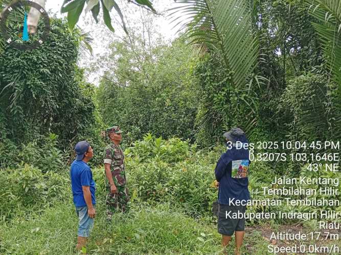Babinsa Tembilahan Hulu meningkatkan kewaspadaan terhadap potensi bencana alam di wilayah binaan.