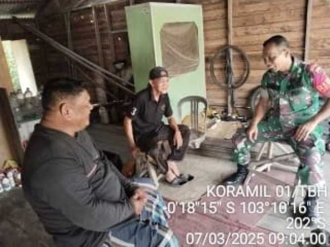 Babinsa Koramil 01/Tbh Kodim 0314/Inhil Sertu Jondri Lakukan Komsos dengan Masyarakat di Parit 21 Tembilahan