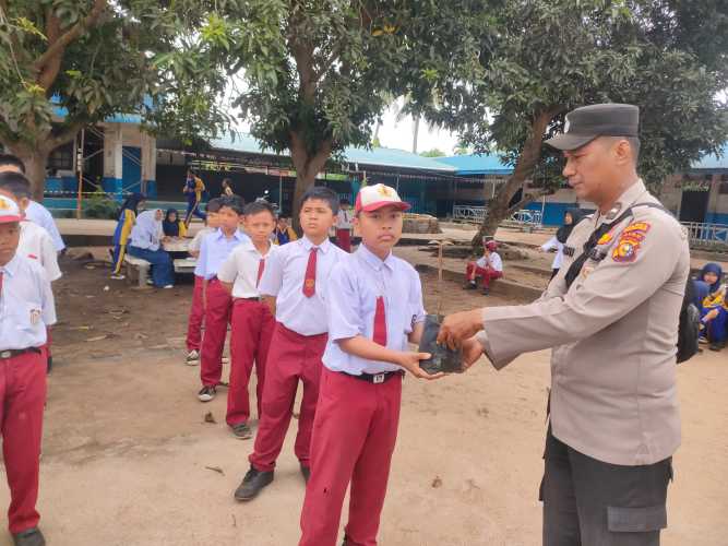 Polisi Tanamkan Kepedulian Lingkungan Sejak Dini, Kanit Binmas Polsek Pulau Burung Bagikan Bibit Pohon kepada Siswa SD