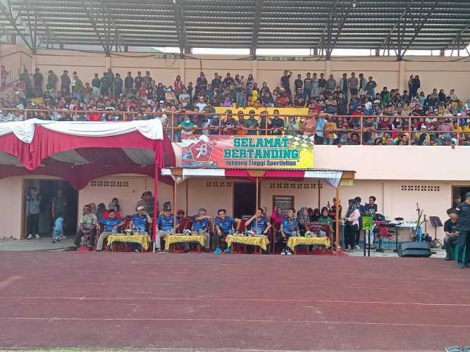 Antusias Penonton Padati  Tribun Lapangan Sepakbola Sungai Beringin,Saksikan Lomba Tarik Tambang HUT TNI Ke-78