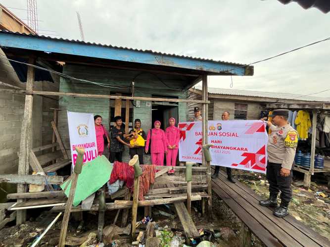 Kapolsek Apresiasi Aksi Nyata Bhayangkari dalam Penyerahan Bansos untuk Warga Pulau Burung