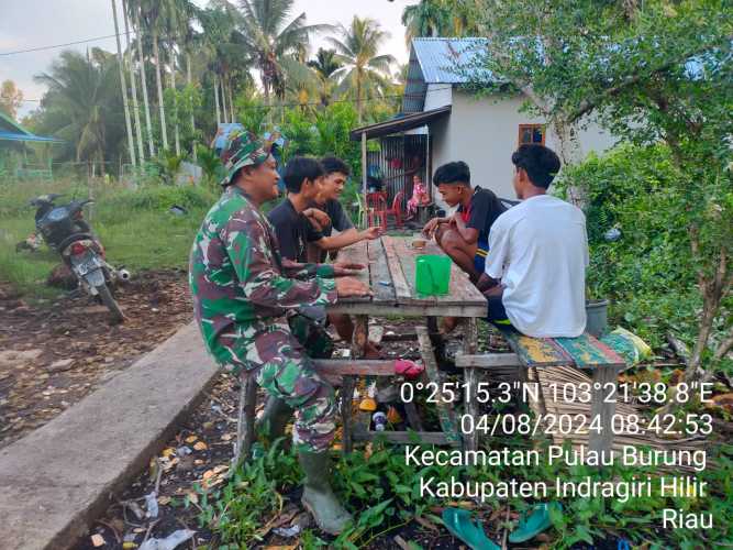 Bersama Petani, Serda Ahmad Feri Bahas Tentang Pengelolaan Lahan Kebun yang Baik