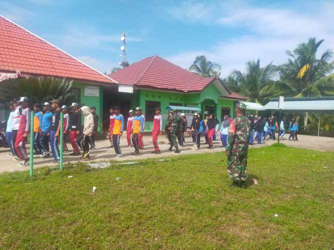 Guna Menambah Kedisiplinan Pelajar,Babinsa Melatih Kegiatan PBB