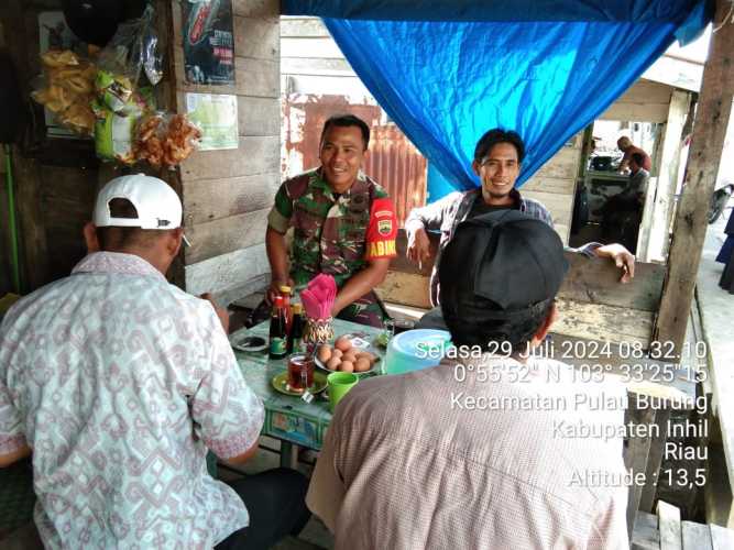 Sertu Siswanto Keliling Lakukan Patroli Dialogis Kamtibmas