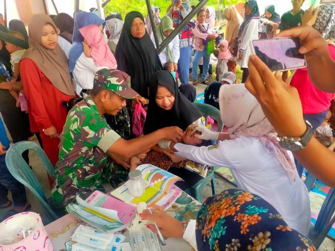 Babinsa Berperan Serta dalam Pekan Imunisasi Nasional Polio di Desa Pulau Burung