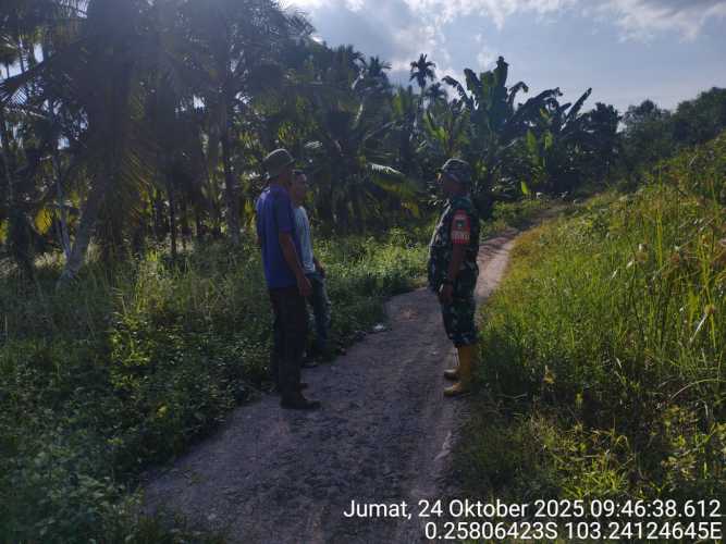 Babinsa Koramil 12/Batang Tuaka Laksanakan Patroli Tapal Batas Cegah Titik Api di Desa Sungai Dusun