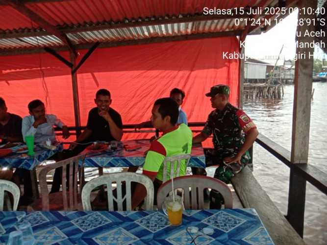 Babinsa Sertu Mistar Tinjau UKM Setempat dalam Komsos Selasa Pagi