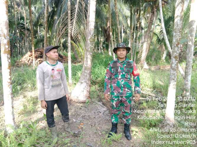 Babinsa Tanjung Siantar Perkuat Silaturahmi Ramadhan Lewat Sosialisasi dan Peninjauan Tapal Batas di Batang Tuaka