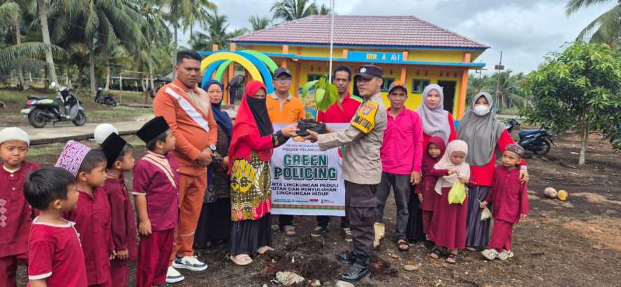 Polsek Pelangiran Gelar Aksi Green Policing di PAUD Permata Hati, Tanam Pohon Sejak Dini
