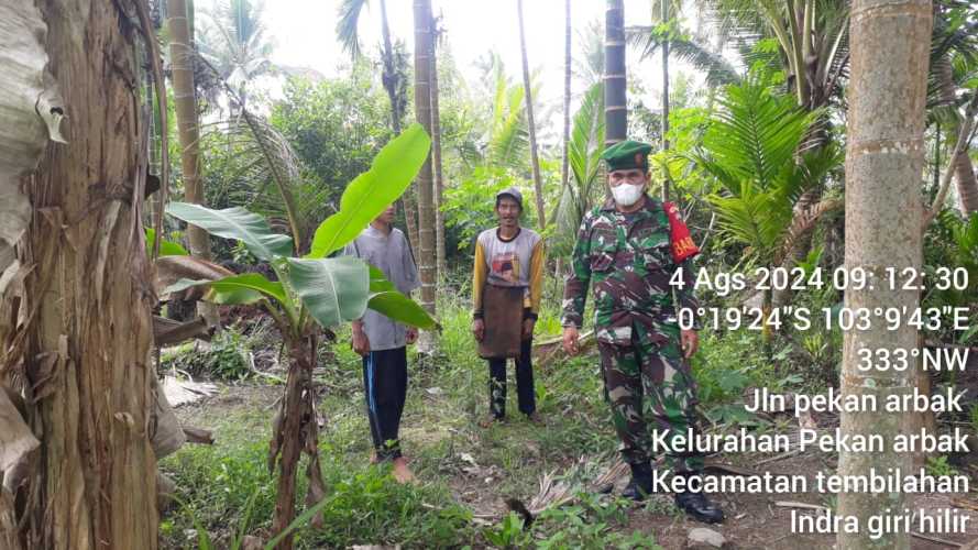 Babinsa Pekanarba Patroli Karhutlah di Wilayah Kelurahan