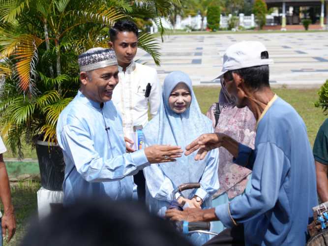 Hari Raya Kedua Iduladha, Bupati Herman Sambut Tukang Becak dan Petugas Kebersihan di Kediamannya