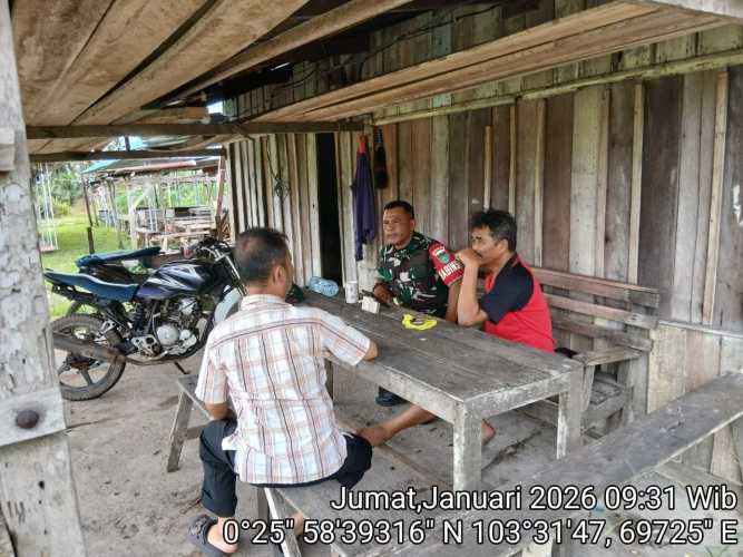 Babinsa Koramil 11/Pulau Burung Gelar Jumat Komduk, Pererat Silaturahmi dan Jaga Harmonisasi Masyarakat Desa Sungai Danai