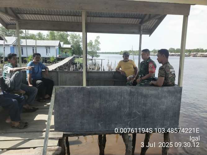 Babinsa Kopda Hendri Membangun Kerukunan Masyarakat Pesisir