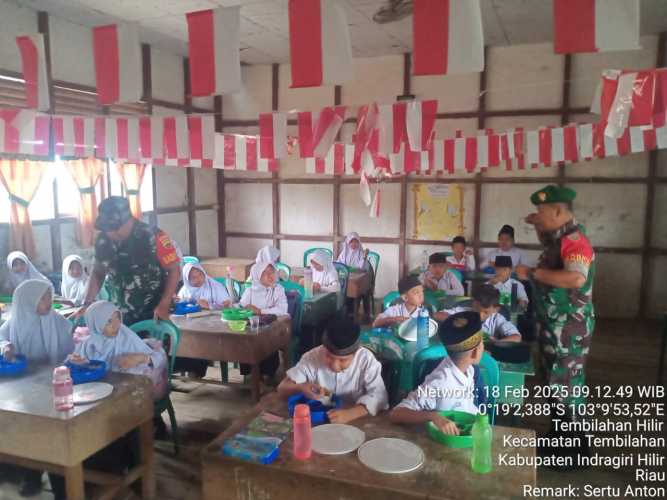 Babinsa Koramil 01/Tembilahan Melaksanakan Pendampingan MBG di Beberapa Sekolah di Kota Tembilahan