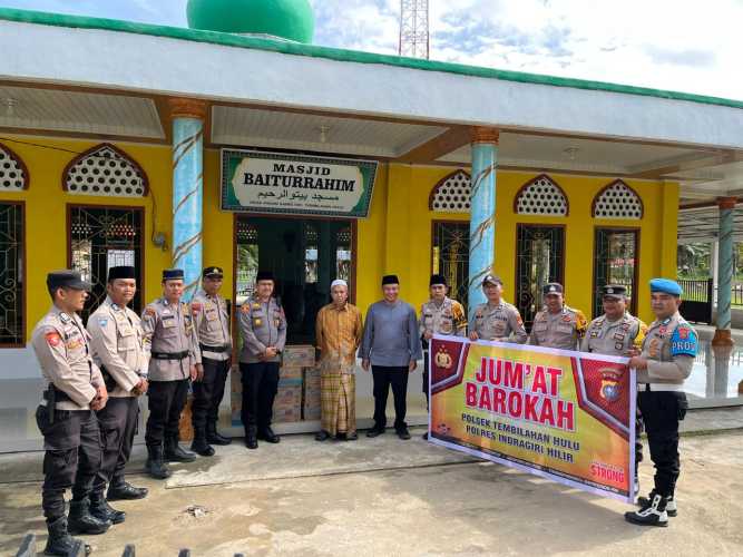Kapolsek Tembilahan Hulu Pimpin Kegiatan Tali Asih Jum’at Berkah dan Bansos untuk Warga Kurang Mampu dan Marbot Masjid