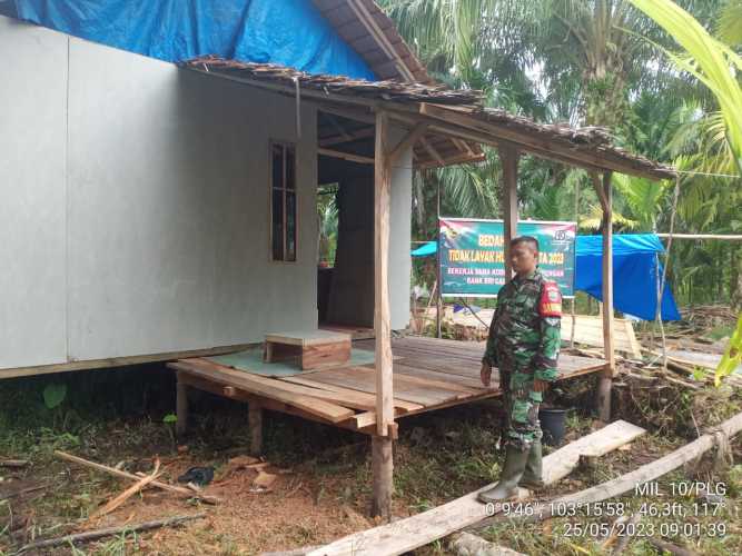 Babinsa Terus Membenuhi Rumah Warga Miskin dengan Program Bantuan BRI