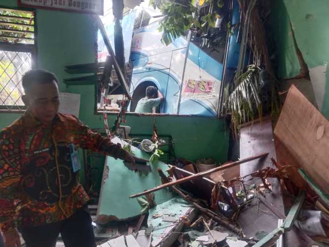 Plt. Kadis Pendidikan Asahan Tinjau Lokasi Kecelakaan Bus Hantam Bangunan Sekolah