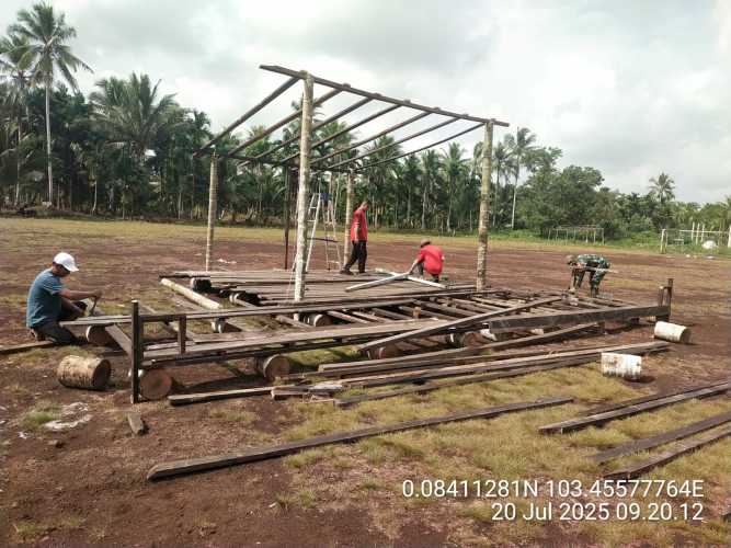 Babinsa Bente Pererat Hubungan dengan Warga melalui Pembenahan Sarana Olahraga