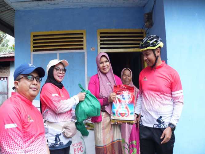 Sambut Bulan Suci Ramadhan, Bupati Bersama Wabup Kampar Salurkan Bantuan dan Sembako Kepada Warga