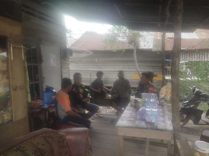 Babinsa Koramil 01/Tbh Aktif Jaga Kebersihan dan Keamanan Lingkungan di Parit 17