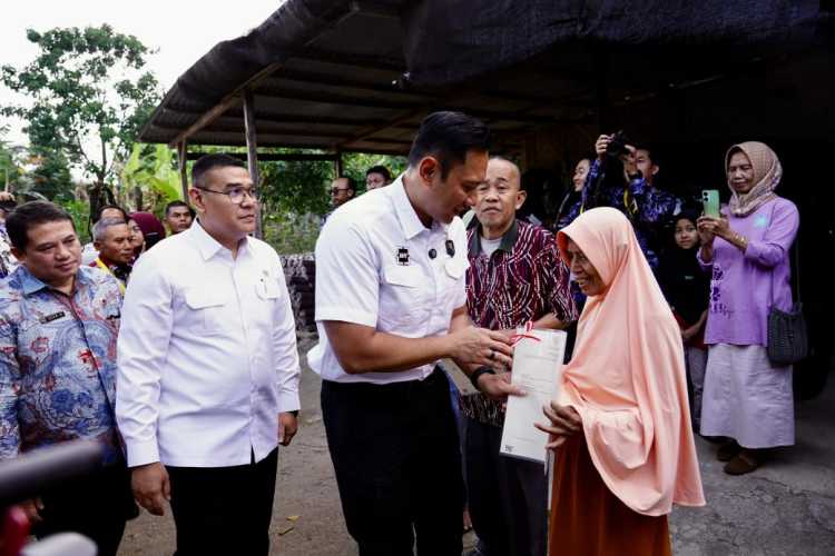 Lampaui Target Penyelesaian PTSL, Menko AHY dan Wamen Ossy Serahkan Langsung Sertipikat Masyarakat Kabupaten Pacitan