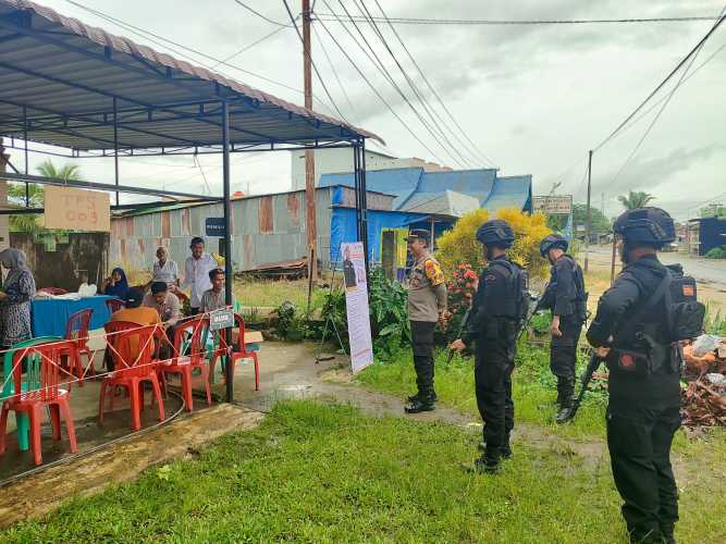 Kapolsek Kempas dan Personil BKO Brimob Gelar Patroli Bersama Pantau Penghitungan Suara di Sejumlah TPS.