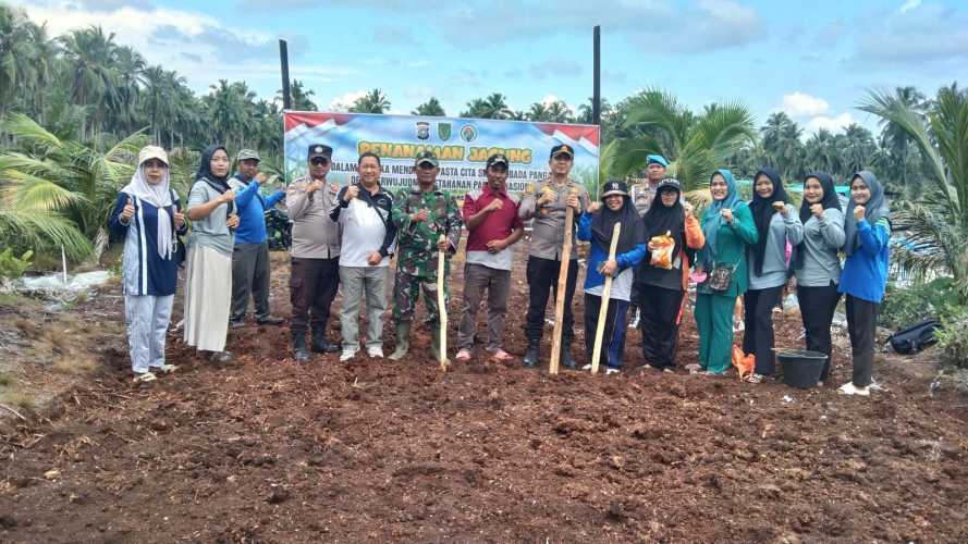 Polsek Pelangiran Dukung Ketahanan Pangan, Hadiri Penanaman Benih Jagung di Desa Baung Rejo Jaya