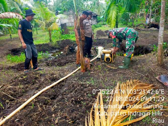 Dengan pengecekkan rutin,Babinsa Sri Danai Persiapkan Alat Pemadam Antisipasi Kejadian Kathutlah