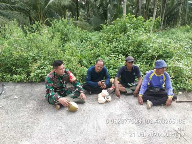 Babinsa Desa Bente Jaga Kerukunan Melalui Patroli Rutin Kamtibmas