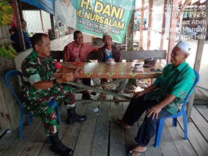 Babinsa Desa Bakau Aceh Perkuat Jiwa Kekeluargaan Melalui Komsos