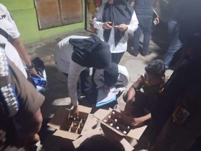 Mantap! Kasatpol PP Yuliarso Amankan Puluhan Botol Miras di Pekanbaru