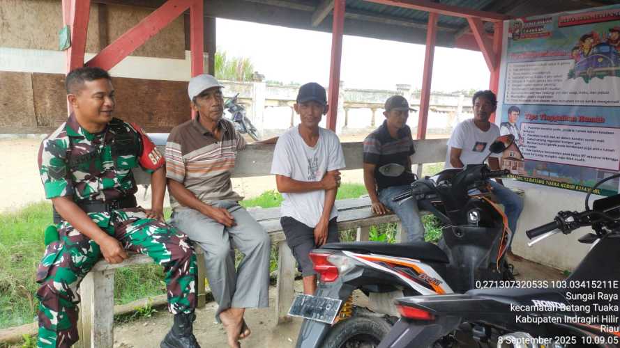 Babinsa Mediasi Komsos Kamtibmas, Jaga Kondusivitas Desa Sungai Raya