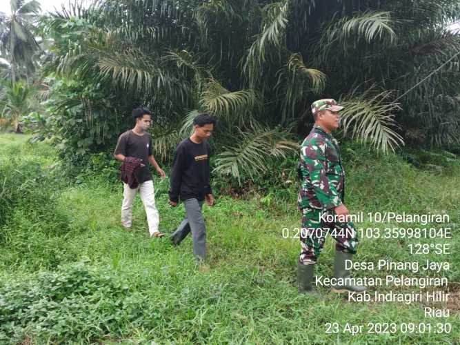 Di Lebaran kedua ini, Babinsa Tetap Memantau Kondisi Karhutlah