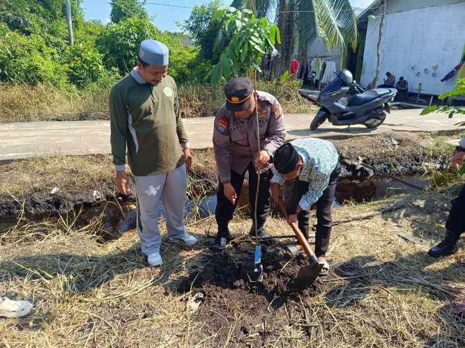 Polres Inhil Gelar Penyuluhan “Gen Z Cinta Lingkungan”, Tanam Bibit Kelengkeng di Ponpes Daarul Rahman