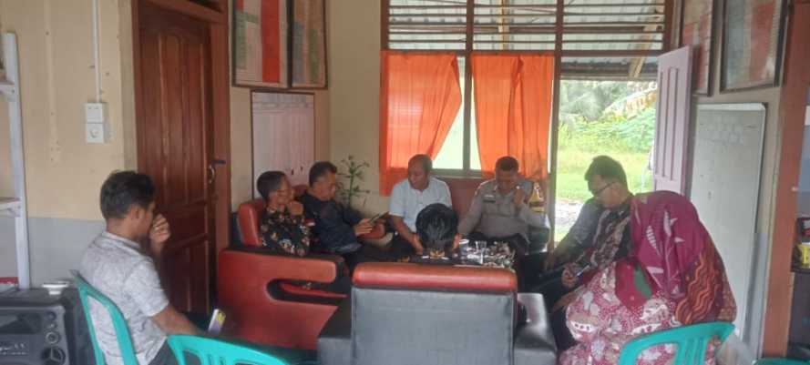 Babinkamtibmas Pulau Burung Lakukan Sambang Kamtibmas Ke Aparatur Desa