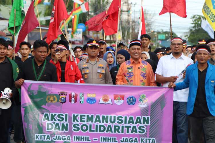 Polres Inhil, Forkopimda, Mahasiswa, dan Masyarakat Gelar Aksi Solidaritas Bagi-Bagi Bunga di Tembilahan