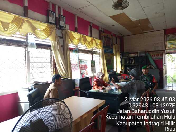 Babinsa Serda Ronal Manalu Pererat Kebersamaan dan Semangat Gotong Royong Warga Tembilahan Hulu di Bulan Ramadhan