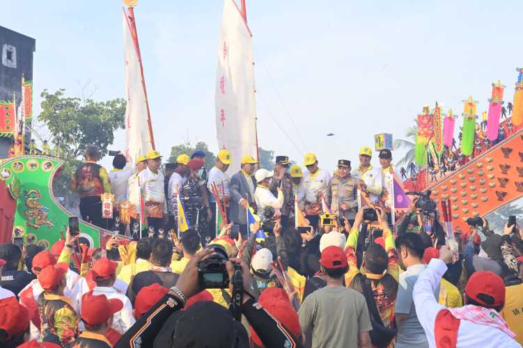 Bupati Rohil Berbaur dengan Masyarakat Tiong Hoa Dalam Even Bakar Tongkang