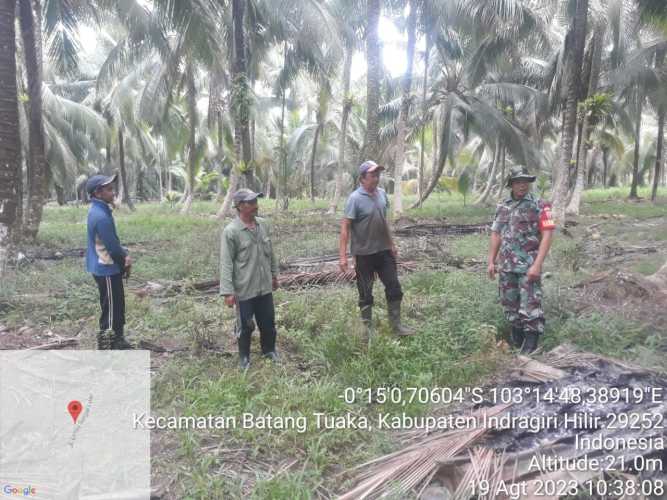 Sertu Januar Effendi Memberikan Langkah Preventif Atasi Karhutlah