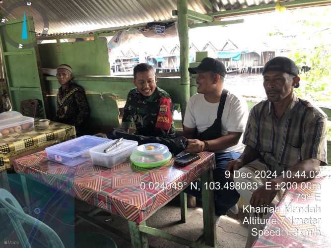 Babinsa Koramil 08/Mandah Lakukan Komsos di Kampung Pancasila