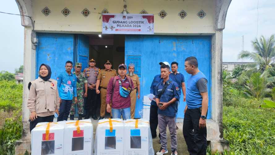 Kapolsek Pelangiran Bersama Forkopincam Cek Gudang Logistik Pilkada dan Pendistribusiannya